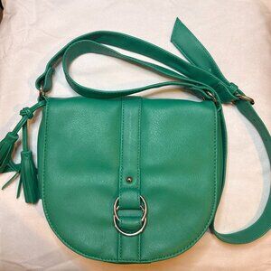 Bolsa Crossbody Avon – Green Faux Leather Shoulder Bag with Tassel & Buckle